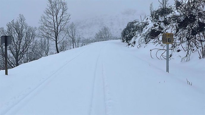 Carretera cortada por la nieve en la provincia de Cáceres