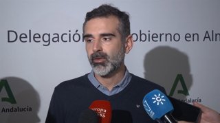El consejero de Agricultura, Pesca, Agua y Desarrollo Rural, Ramón Fernández-Pacheco, en declaraciones a los medios.