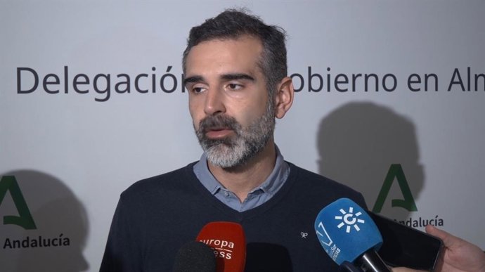 El consejero de Agricultura, Pesca, Agua y Desarrollo Rural, Ramón Fernández-Pacheco, en declaraciones a los medios.