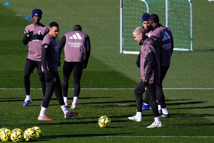 Trent Alexander-Arnold y Franco Mastantuono durante un entrenamiento del Real Madrid