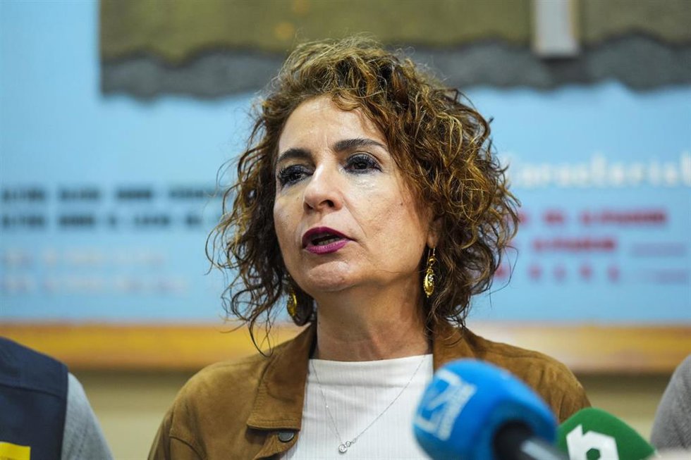 La vicepresidenta primera del Gobierno y ministra de Hacienda, María Jesús Montero, durante la visita en el Palmar de Troya este sábado, en una atención a medios.