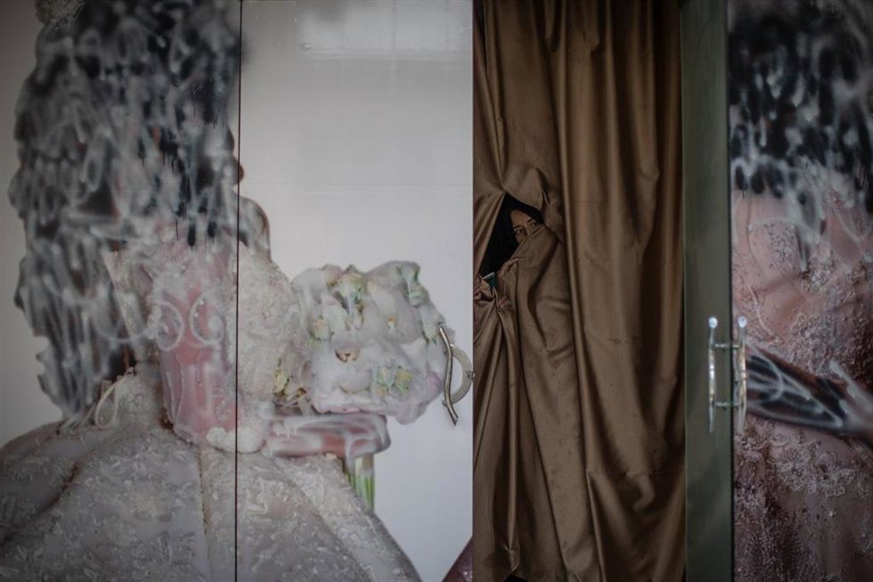 Archivo - Una mujer afgana en un salón de belleza durante los primeros días del retorno de los talibán al poder en 2021 (archivo)
