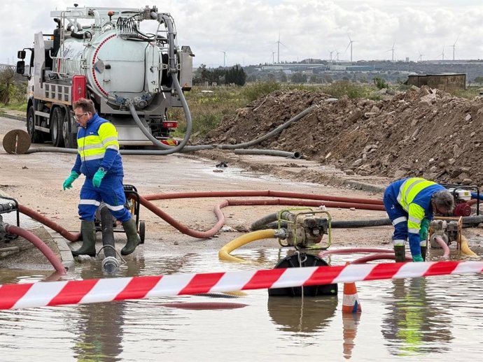 Operarios de El Puerto de Santa María trabajando en el Poblado de Doña Blanca por los efectos del temporal.