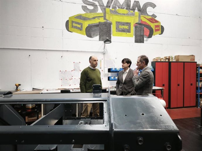 El director de la agencia Sekuens, David González; uno de los fundadores de SVMAC,  Jorge Villarica; y  el consejero de Ciencia, Borja Sánchez durante la visita a la empresa.