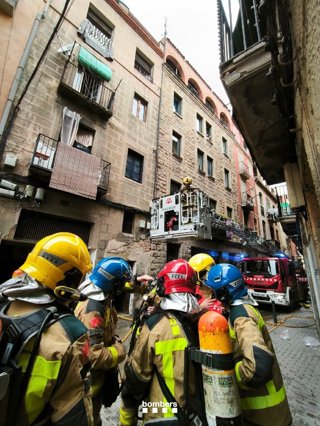 Els bombers davant de l'edifici incendiat a Manresa (Barcelona)