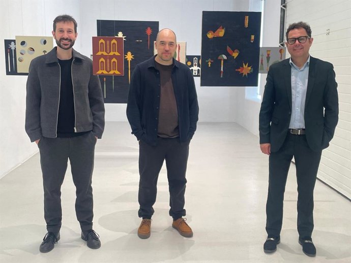 Imagen de la visita del director general del Instituto de las Industrias Culturales y las Artes, Manuel Cebrián, a la exposición 'Nacer sombras', de Raúl Díaz Reyes y comisariada por Javier Martín-Jiménez, en el Centro Párraga