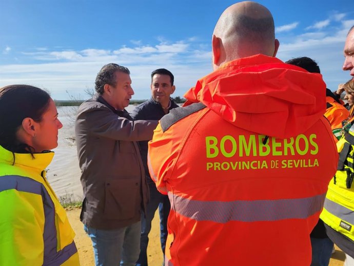 Fernández visita la Vega para conocer los daños y las necesidades de la zona, acompañados de mandos del Consorcio Provincial de Bomberos y los alcaldes de Lora del Río y Tocina.