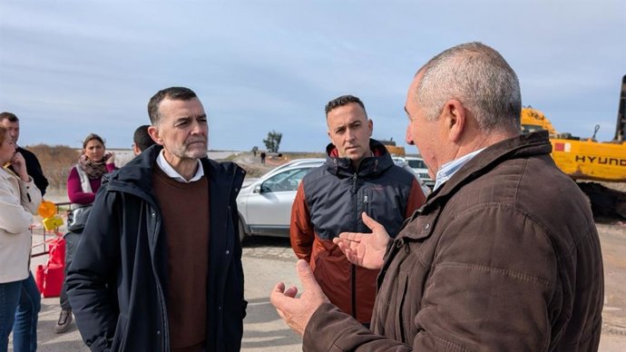 El coordinador federal de Izquierda Unida y candidato de la coalición Por Andalucía a la Presidencia de la Junta, Antonio Maíllo, visita la pedanía de El Torbal tras el paso de las borrascas