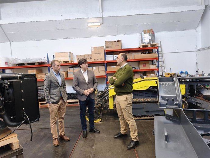 El consejero Borja Sánchez, junto a David González, director de la agencia Sekuens; y Jorge Villarica, uno de los fundadores de SVMAC.