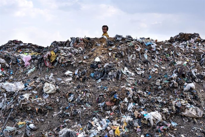 Archivo - May 22, 2024, Adwa, Tigray, Ethiopia: A boy of about 8 years old emerges from a giant mountain of rubbish at the Adwa rubbish dump in northern Tigray. The war in Tigray, Ethiopia, which pitted the TPLF (Tigray People's Liberation Front) against 