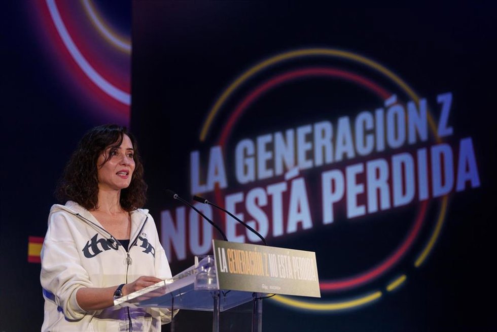 La presidenta de la Comunidad de Madrid y del PP madrileño, Isabel Díaz Ayuso, clausura la III Academia de la Juventud Madrileña, en el Real Centro Universitario María Cristina, a 8 de febrero de 2026, en San Lorenzo de El Escorial, Madrid (España). Est