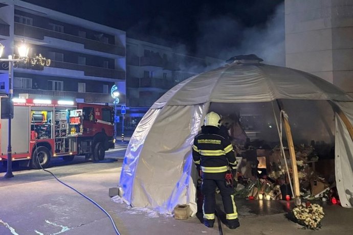 Incendio en el homenaje improvisado para las víctimas del incendio durante una fiesta de Nochevieja en Crans-Montana, Suiza