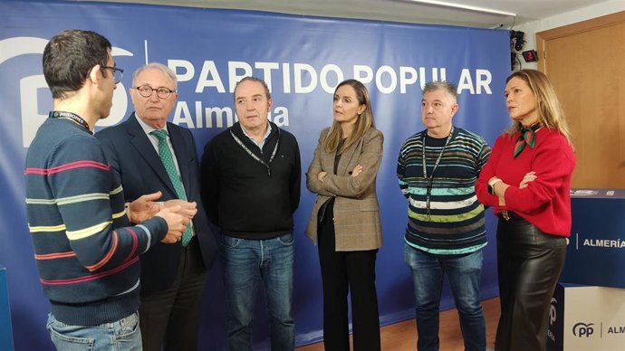 Dirigentes del PP se reúnen con representantes sindicales de la prisión de El Acebuche.