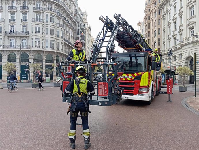 Archivo - Imagen de archivo de bomberos revisando las fachadas de la Plaza del Ayuntamiento de València