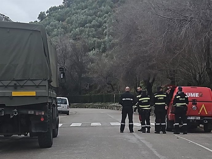 Efectivos de la UME en Alcalá del Valle.