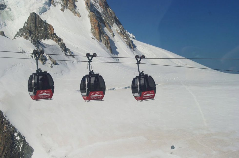Archivo - Teleférico panorámico del Mont Blanc