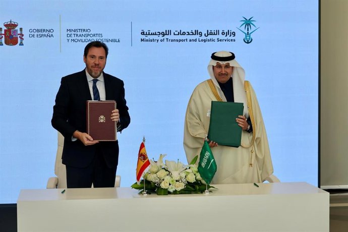 El ministro de Transportes y Movilidad Sostenible, Óscar Puente, tras reunirse con el ministro saudí de Transportes y Servicios Logísticos, Saleh bin Nasser Al-Jasser, en Riad.