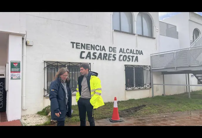 La delegada del Gobierno de la Junta de Andalucía en Málaga, Patricia Navarro, tras la reunión de coordinación con el operativo del Puesto de Mando Avanzado instalado en Casares Costa. 