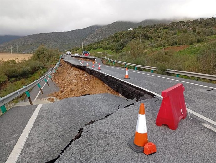 Una de las carreteras de la provincia en la Sierra cortada por hundimiento de la vía.