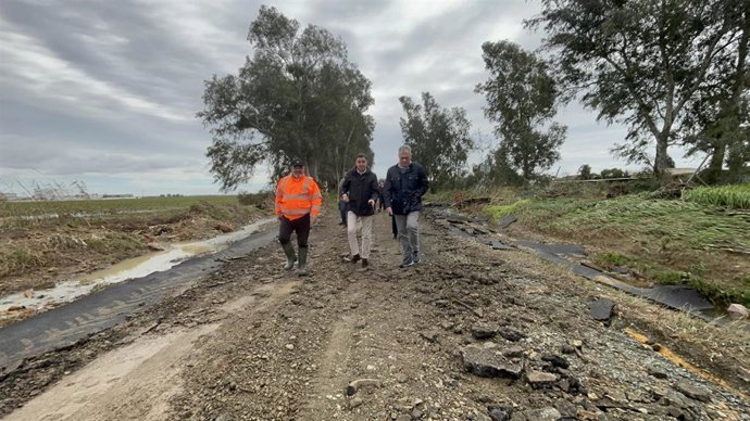 Sanz visita en Valdezorras las zonas más afectadas por la borrasca y la crecida del arroyo Miraflores y se reúne con vecinos.