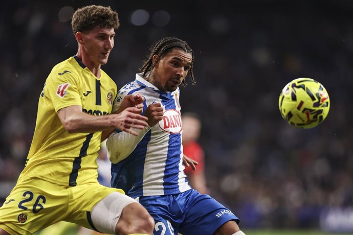 Archivo - Tyrhys Dolan of RCD Espanyol and Pau Navarro of Villarreal CF compete for the ball during the Spanish league, La Liga EA Sports, football match played between RCD Espanyol and Villarreal CF at RCDE Stadium on November 08, 2025 in Cornella, Barce