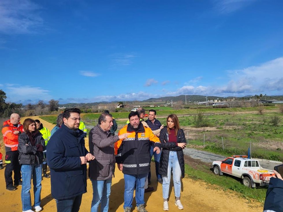 El presidente de la Diputación y el alcalde Lora del Río comprueban el estado de algunas de las zonas más afectadas por la borrasca.