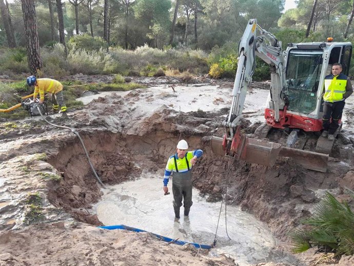 Trabajos de reparación de la tubería de abastecimiento de agua afectada por el temporal en Hinojos (Huelva).