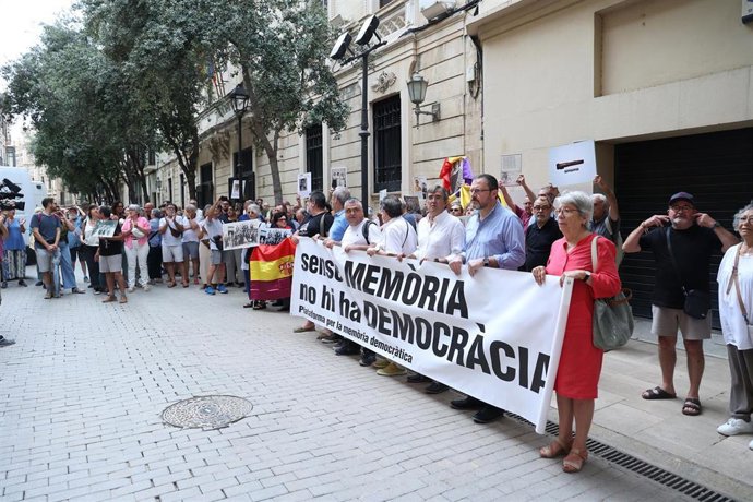Archivo - Concentración de personas a las puertas del Parlament contra la derogación de la Ley balear de Memoria Democrática, en una foto de archivo.
