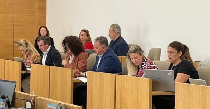 Bancada del Grupo Socialista en el Salón de Plenos de la Diputación de Huelva.