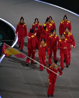 Olivia Smart, Tim Dieck, Sofía Val y Asaf Kazimov junto al resto de la delegación española en la ceremonia de inauguración de los Juegos Olímpicos de Invierno de Milán-Cortina d'Ampezzo 2026