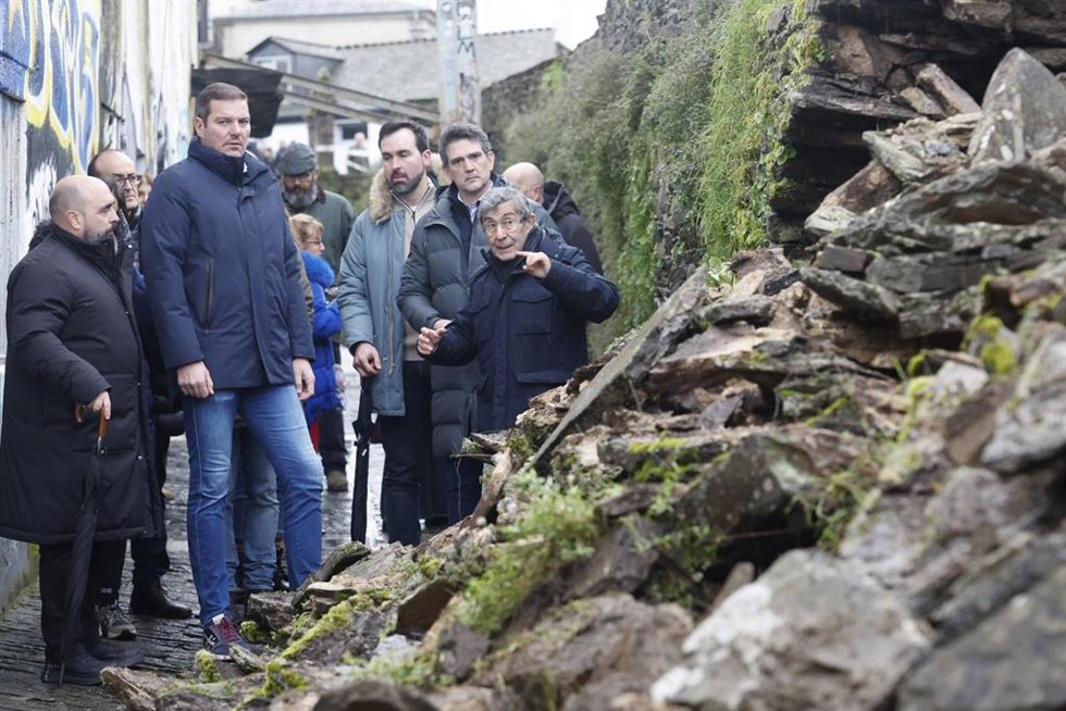 El conselleiro de Cultura, José López Campos, durante su visita al tramo de la Muralla de Lugo derrumbado, a 8 de febrero de 2026.
