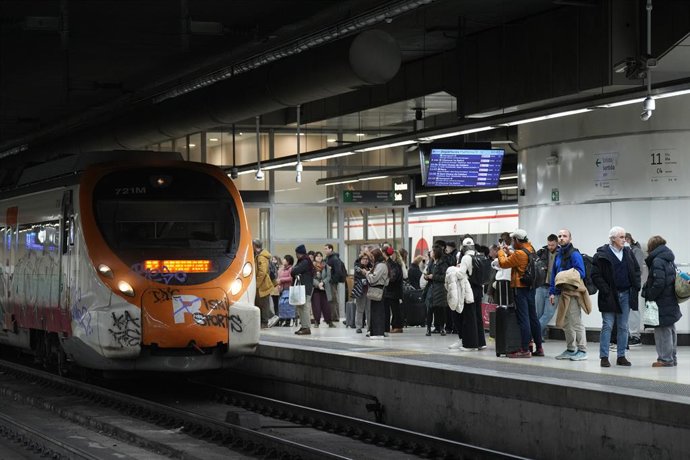 Usuaris de Rodalies a l'estació de Sants