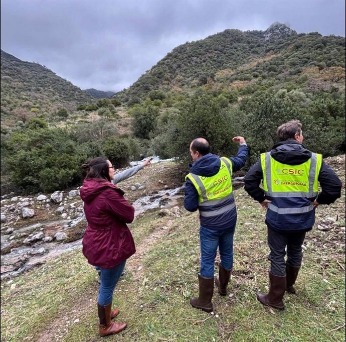 Científicos del Instituto Geológico de España en Benamahoma.