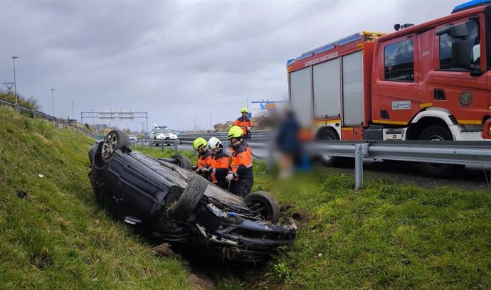 Herida la conductora de un coche tras volcar en la A-67 a la altura de Bezana