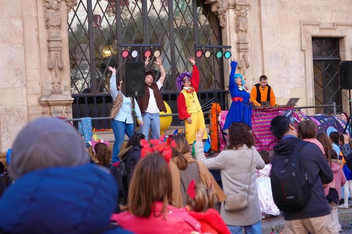 Uno de los espectáculos organizados en la plaza de Cort por sa Rueta del Carnaval 2026.