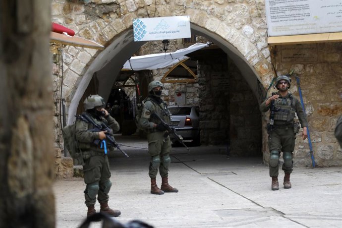 24 January 2026, Palestinian Territories, Hebron: Israeli soldiers take security measures by closing off entry and exit points during raid by Jewish settlers in Old City area of Hebron. Photo: Mamoun Wazwaz/APA Images via ZUMA Press Wire/dpa