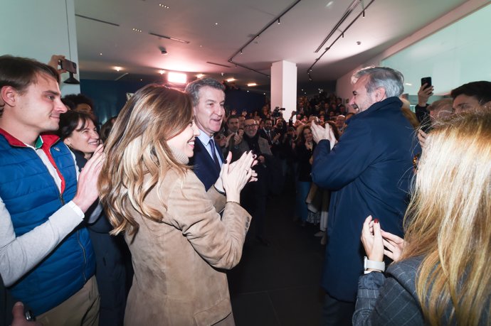 El candidato del PP a la reelección en las elecciones de Aragón, Jorge Azcón (d), junto al presidente del Partido Popular, Alberto Núñez Feijóo (i), durante la reunión de la Junta Directiva Nacional del partido, a 9 de febrero de 2026, en Madrid 