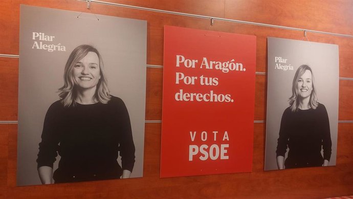 Carteles electorales de Pilar Alegría en la sede del PSOE Aragón.