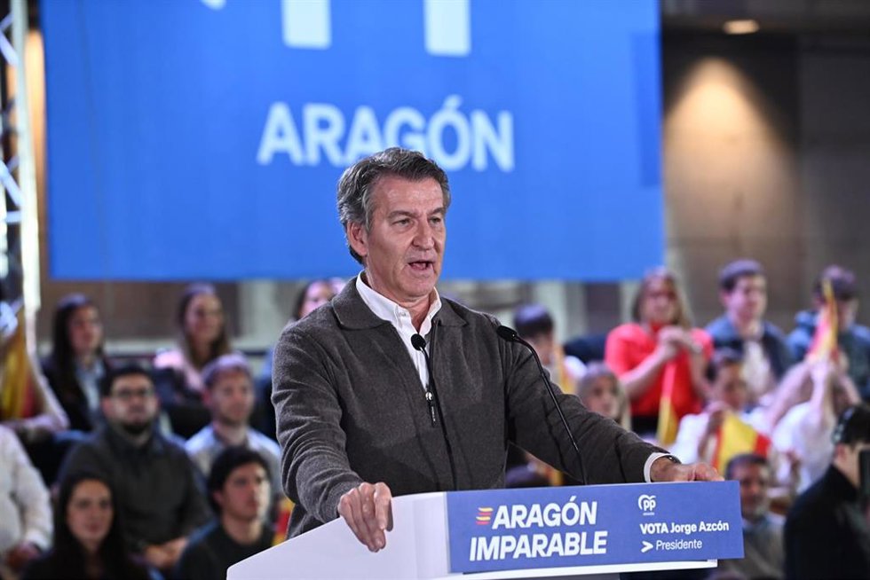 El presidente del PP, Alberto Núñez Feijóo, participa en el cierre de campaña de las elecciones autonómicas de Aragón, a 6 de febrero de 2026, en Zaragoza, Aragón (España).  