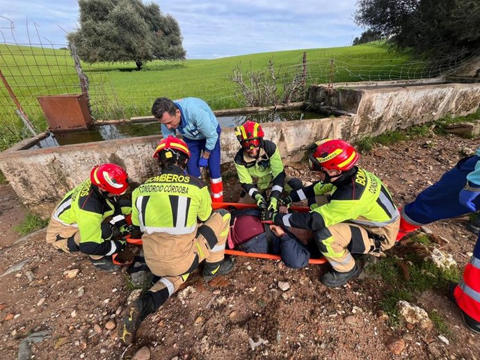 Rescate de dos personas en Palma del Río.