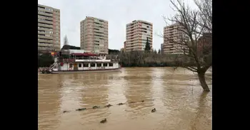 Un tronco arrastrado por la crecida amenaza al barco La Leyenda del Pisuerga