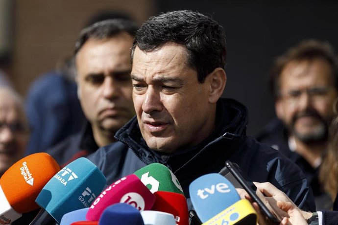 Imagen de archivo del presidente de la Junta de Andalucía, Juanma Moreno, en atención a los medios.