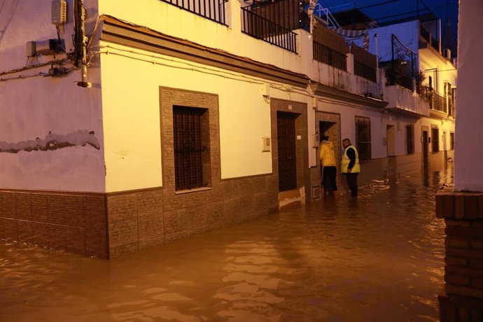 La lluvia anega varias zonas de Lora del Río (Sevilla), que se protege con bombas de desagüe. A 07 de febrero de 2026 en Lora del Río, Sevilla, Andalucía (España). 