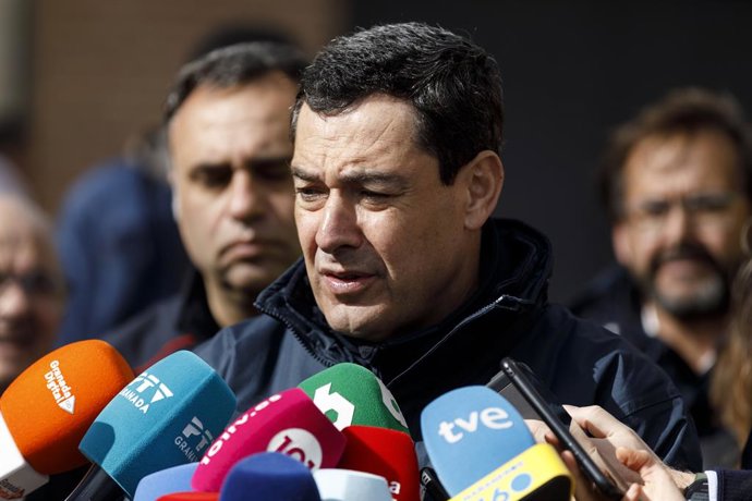 El presidente de la Junta de Andalucía, Juanma Moreno, atiende a los medio de comunicación tras visitar, este viernes 6 de febrero, la localidad de Húetor Tájar, en la comarca granadina de Loja, gravemente afectada e incomunicada tras quedar rodeada por e