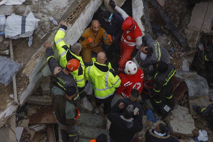 January 24, 2026, Tupoli, North Lebanon, lebanon: Lebanese rescue teams, including the Civil Defense and the Lebanese Red Cross, continue clearing rubble at the site of a residential building collapse in Tripoli, northern Lebanon, on January 24, 2026. The