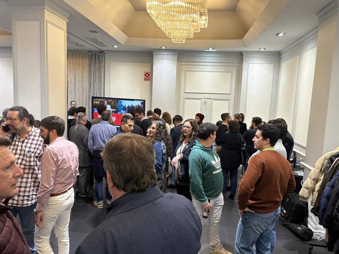 Los militantes de Vox, a la espera de la comparecencia de los candidatos en la noche electoral del 8F.