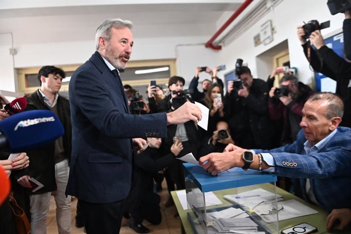 El candidat del PP a la Presidència d'Aragó, Jorge Azcón, exerceix el seu dret a vot, en l'IES Verge del Pilar