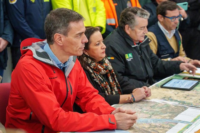 El presidente del Gobierno, Pedro Sánchez (1i),asiste a una reunión en el puesto de mando avanzado situado en la localidad gaditana de San Roque (Cádiz)