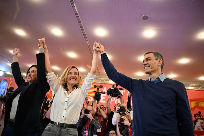 El secretario general del PSOE y presidente del Gobierno, Pedro Sánchez (1d), y la secretaria de Política Autonómica de la CEF, secretaria general de los socialistas aragoneses y candidata a la presidencia de Aragón, Pilar Alegría (c), intervienen en el a
