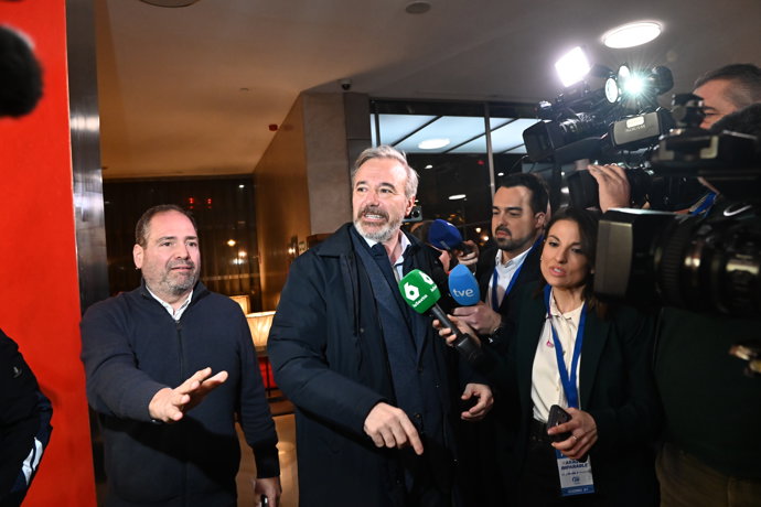 El candidato del PP a la reelección a la Presidencia del Gobierno de Aragón, Jorge Azcón, a su llegada para el seguimiento del PP de la noche electoral, en el Hotel Reina Petronila, a 8 de febrero de 2026, en Zaragoza, Aragón (España).